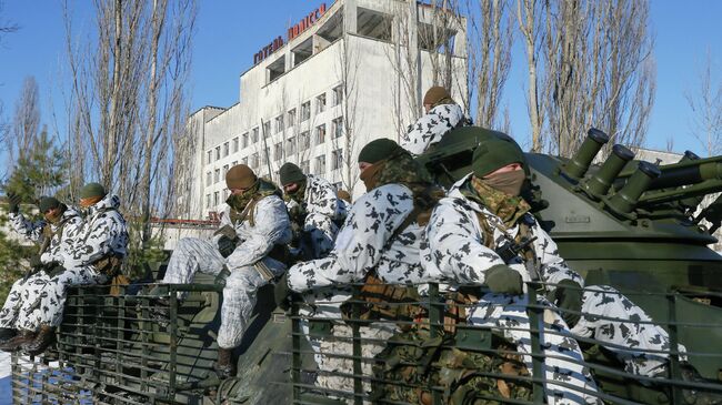 Украинские военнослужащие во время учений в Припяти