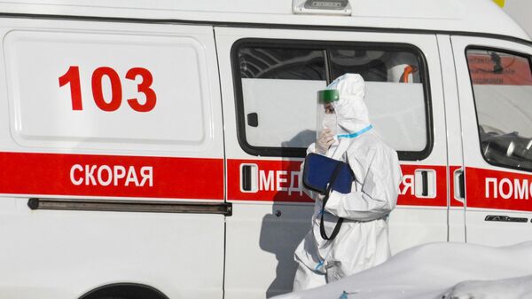 Медицинский работник рядом с машиной скорой помощи