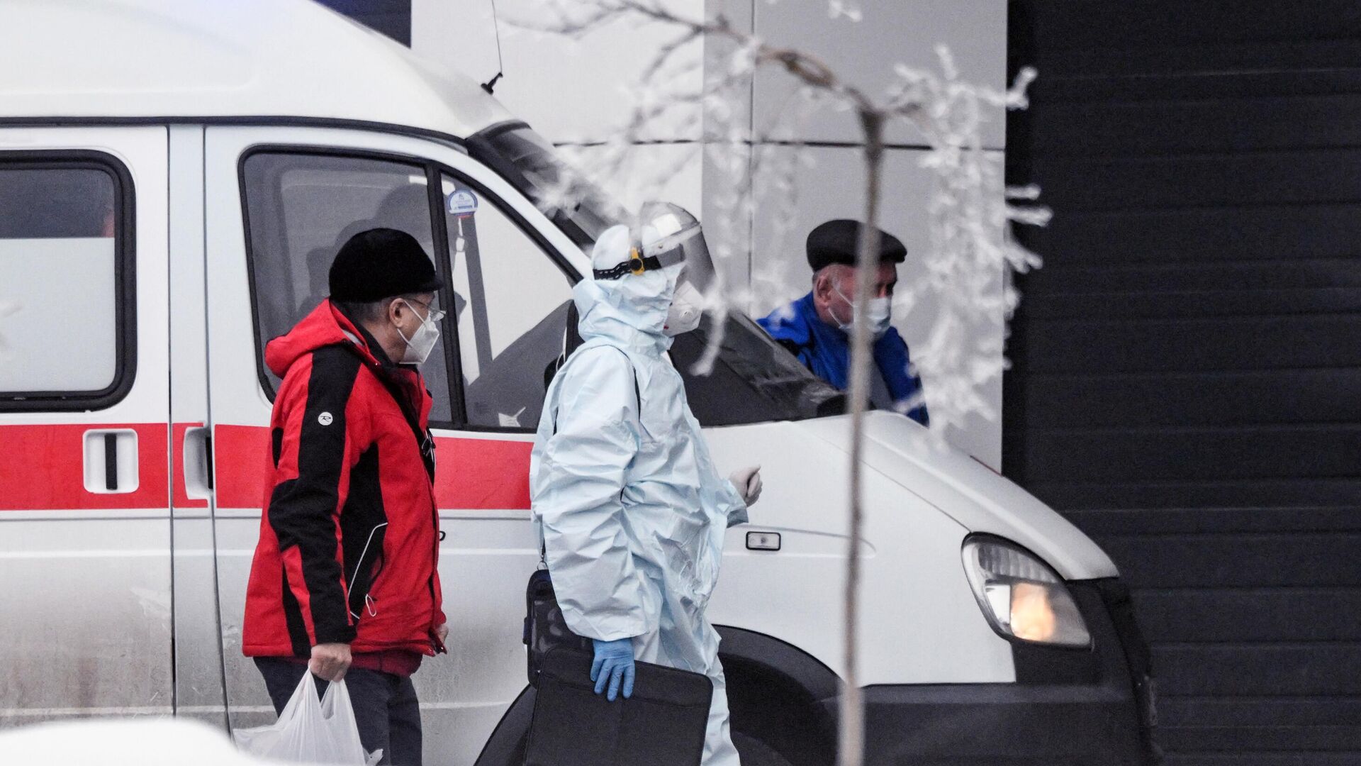 Медицинские работники доставляют пациента в карантинный центр в Коммунарке - РИА Новости, 1920, 05.04.2022