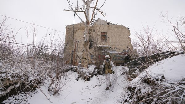 Украинский военнослужащий на линии соприкосновения под Авдеевкой, Донецкая область