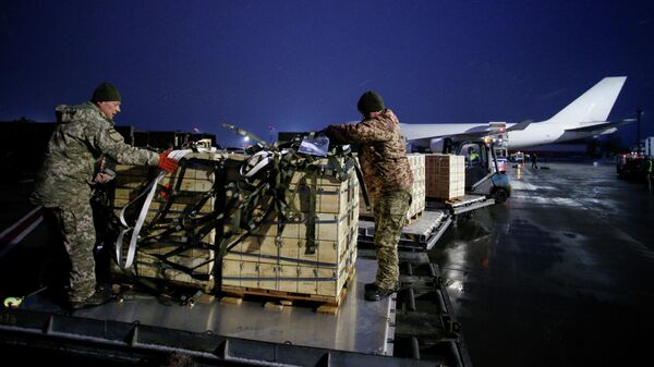 Украинские военнослужащие разгружают партию военной помощи из США в аэропорту Борисполь
