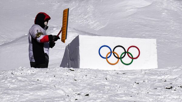 Подготовка трассы к проведению соревнований по фристайлу в дисциплине могул на Олимпийских играх 2022 в снежном парке Геньтин.