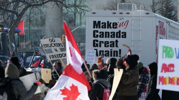 Участники акции протеста против коронавирусных ограничений в Виннипеге, Канада