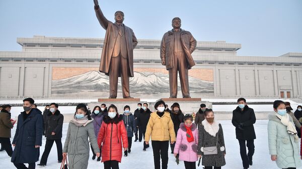 Жители Пхеньяна возле памятника руководителям КНДР Ким Ир Сену и Ким Чен Иру. 1 февраля 2022