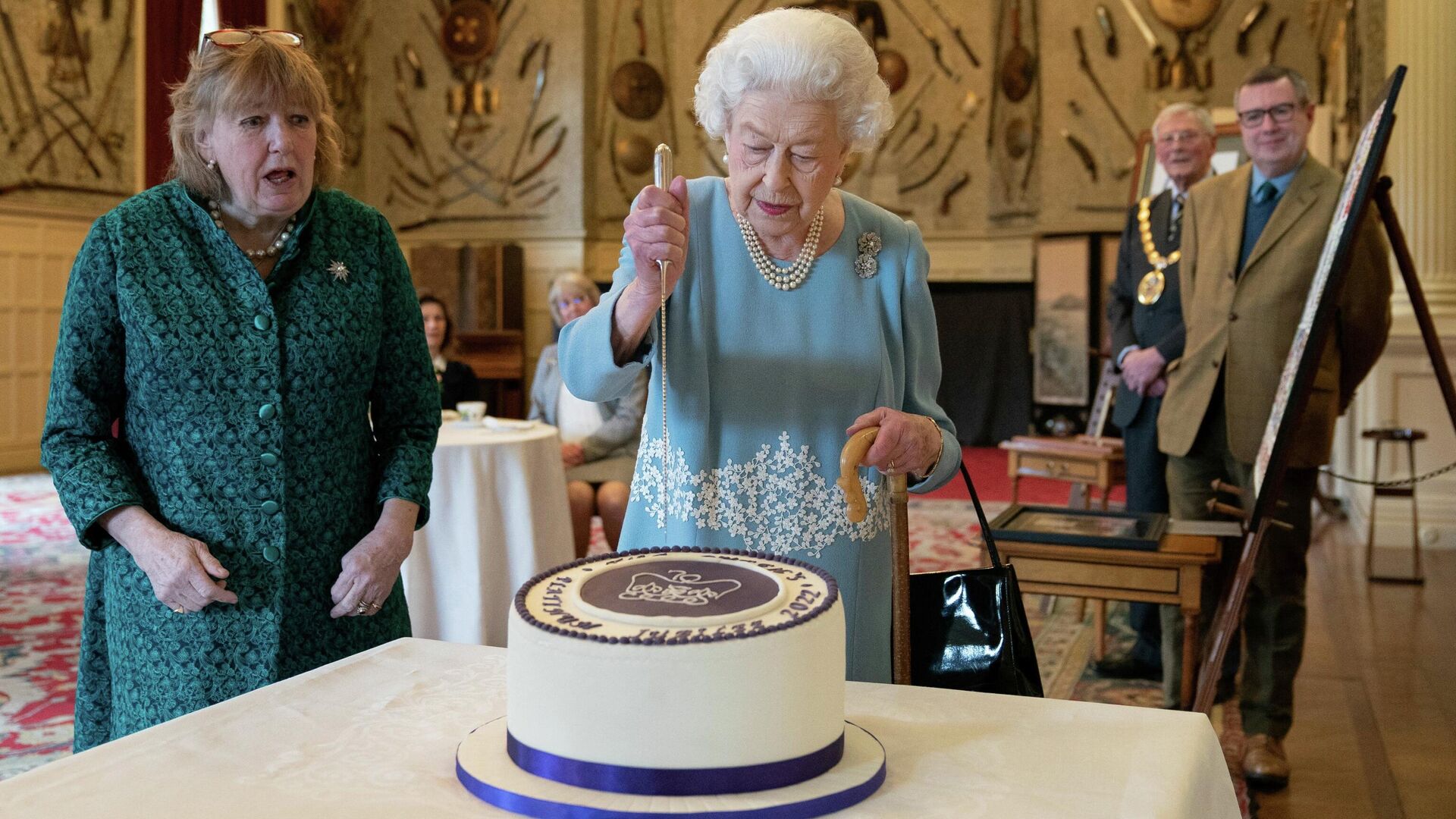 Королева Великобритании Елизавета II разрезает торт в честь 70-летие своего вхождения на престол - РИА Новости, 1920, 07.02.2022