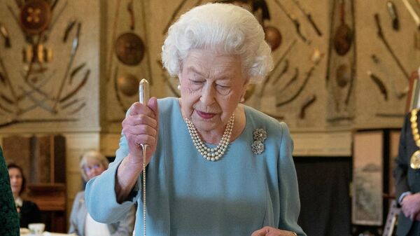Королева Великобритании Елизавета II разрезает торт в честь 70-летие своего вхождения на престол