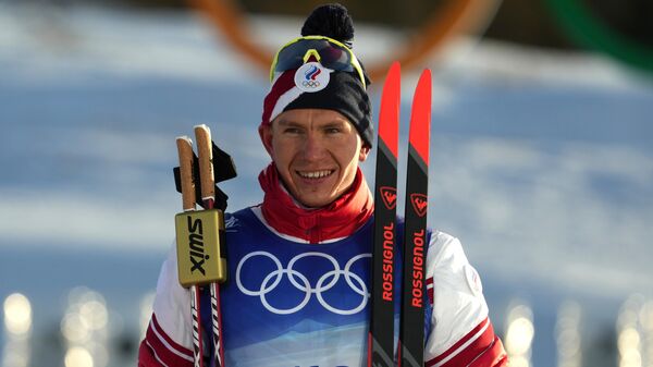 Российский спортсмен Александр Большунов, завоевавший золотую медаль в забеге на 2x15 км скиатлона на XXIV зимних Олимпийских играх 2022