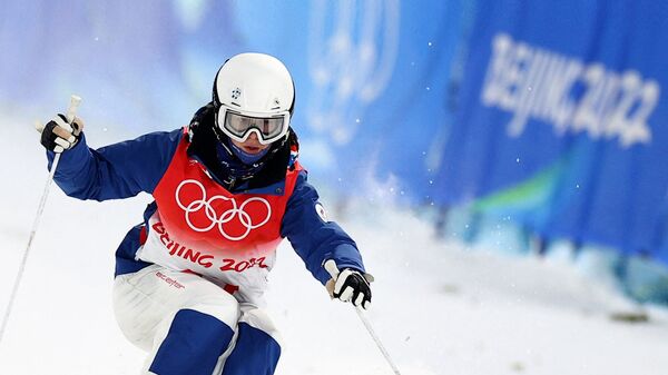 Фристайлистка Анастасия Смирнова во время финала соревнований в могуле на зимних Олимпийских играх в Пекине, Китай