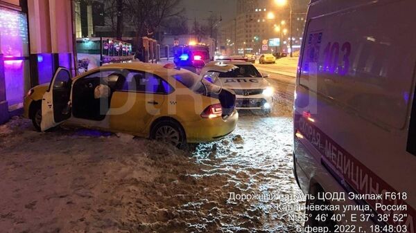 На месте ДТП с участием автомобиля такси на Каланчевской улице в Москве