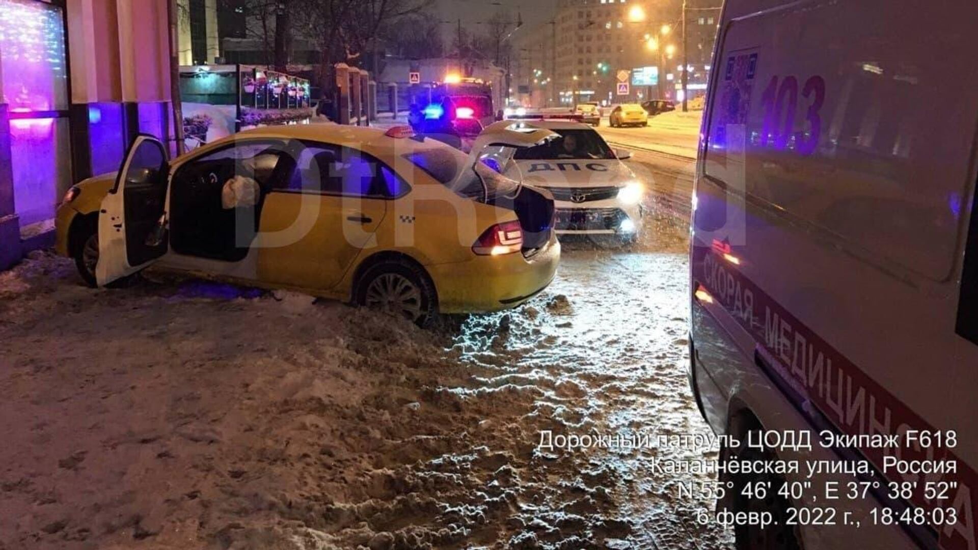 Водитель такси не справился с управлением и выехал на тротуар в Москве