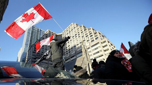 Участники акции протеста против коронавирусных ограничений в Канаде