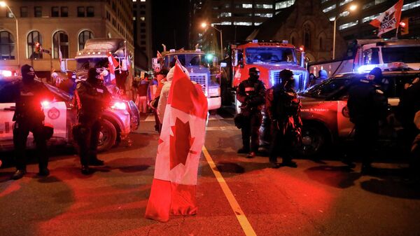 Сотрудники полиции и участники акции протеста против коронавирусных ограничений в Оттаве, Канада