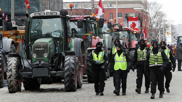 Сотрудники полиции во время акции протеста против коронавирусных ограничений в Оттаве, Канада