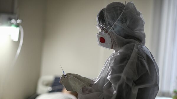 Медицинская сестра в палате временного госпиталя для пациентов с Covid-19