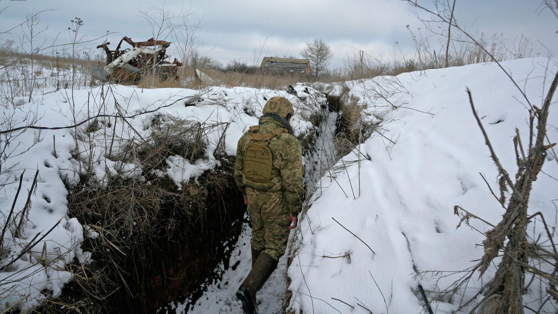 Украинский военный на позиции в Луганской области - РИА Новости, 1920, 24.02.2022