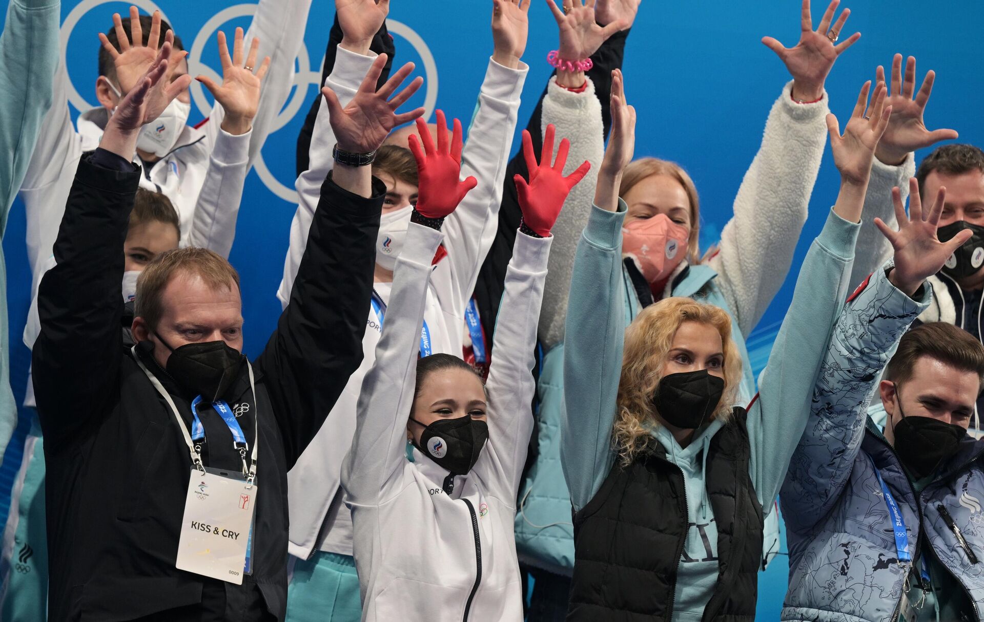 Члены сборной команды России радуются победе Камилы Валиевой в одиночном катании на XXIV зимних Олимпийских играх в Пекине - РИА Новости, 1920, 07.02.2022