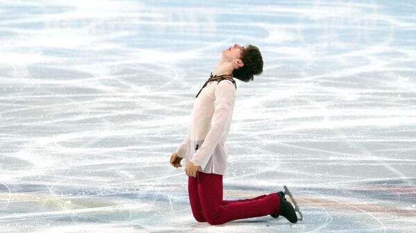 Российский спортсмен Марк Кондратюк выступает с произвольной программой на XXIV зимних Олимпийских играх в Пекине