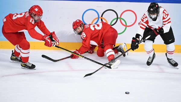 Канадская и российские хоккеистки в матче Олимпиады в Пекине