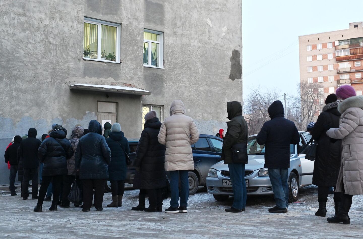 Люди стоят в очереди к врачам в Омске из-за роста числа заболевших COVID-19. Люди стоят в очереди к врачам в Омске из-за роста числа заболевших COVID-19.