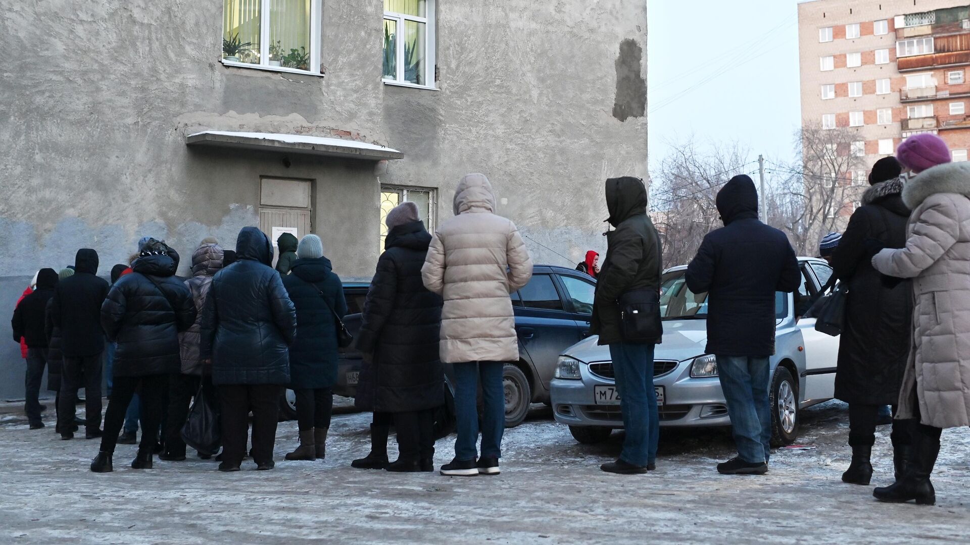 Люди стоят в очереди к врачам в Омске из-за роста числа заболевших COVID-19. - РИА Новости, 1920, 10.02.2022