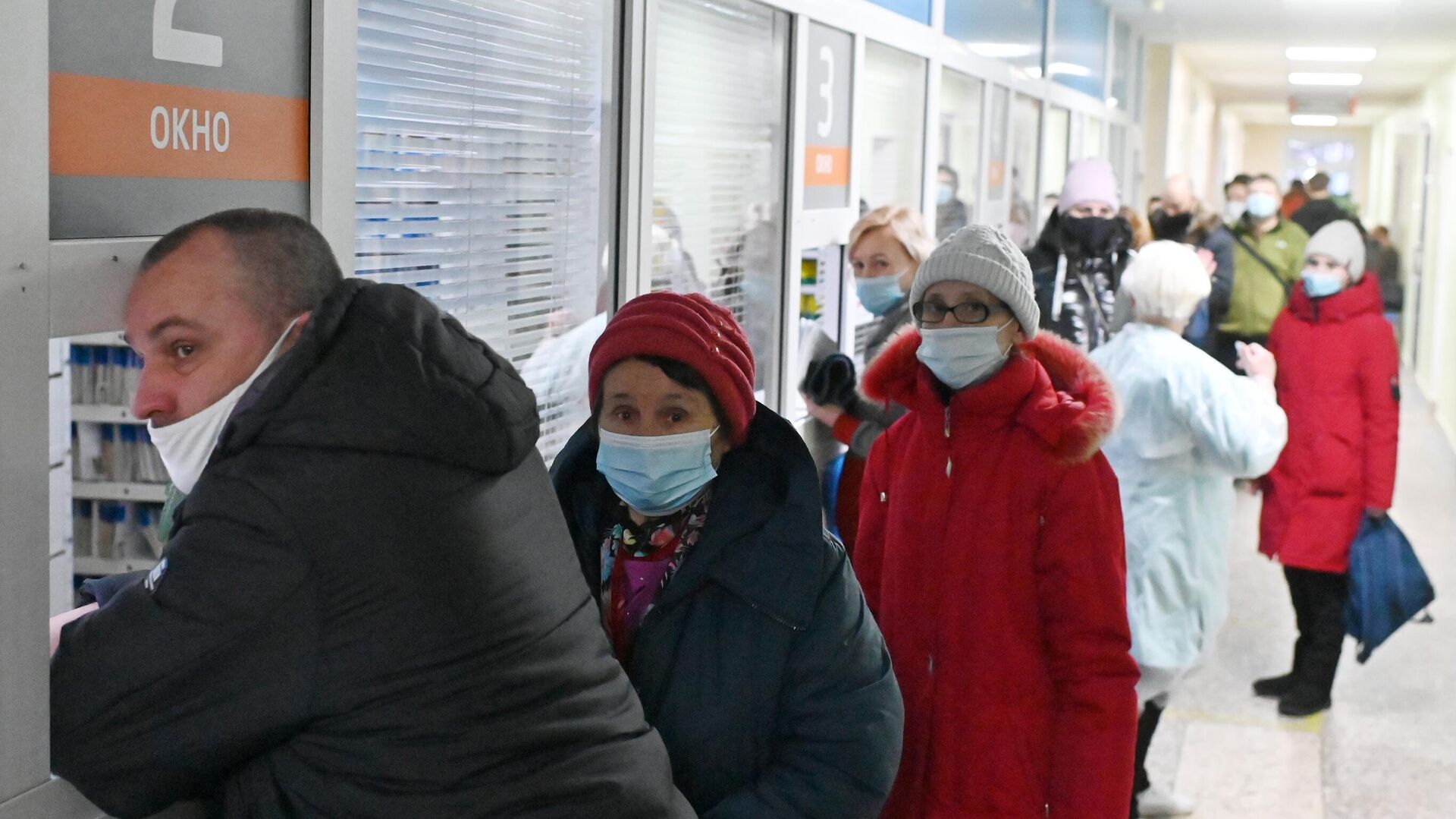 Люди стоят в очереди в поликлинике Омска из-за роста числа заболевших COVID-19 - РИА Новости, 1920, 09.02.2022