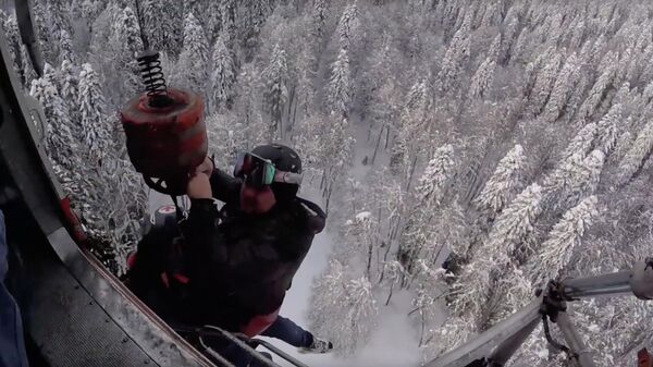 Спасатели МЧС России спасли сноубордиста с южного склона горы Каменный столб в Сочи
