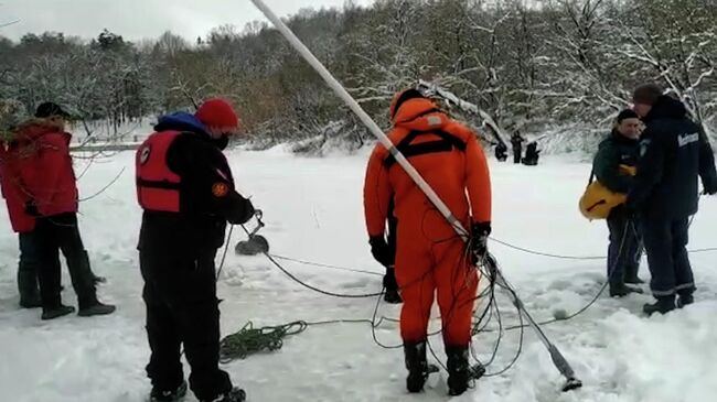 Поиски провалившегося под лед экс-замминистра юстиции Ялунина. Кадры МЧС