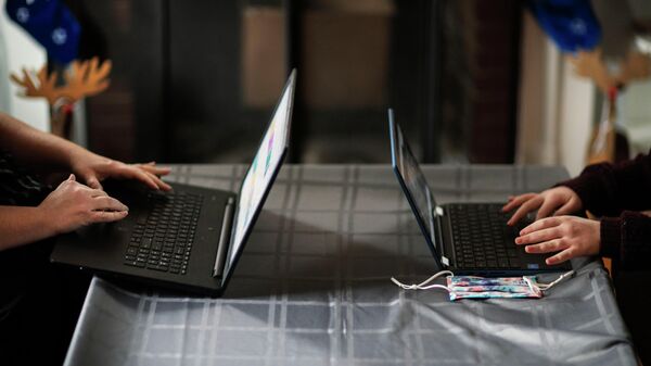 Женщины работают за ноутбуком, США
