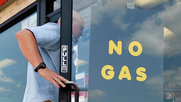 Надпись Нет топлива на двери одной из заправочных станций в штате Техас, США 