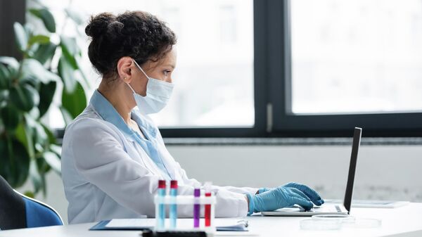 Женщина-ученый во время работы в лаборатории