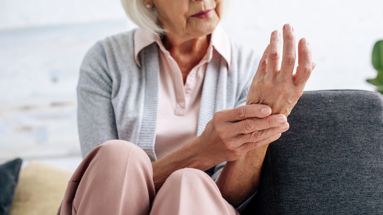 Ревматоидный артрит рук: лечение и симптомы