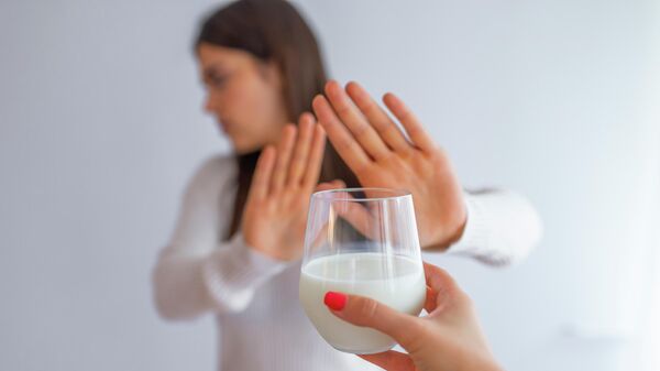Девушка отказывается от стакана молока 