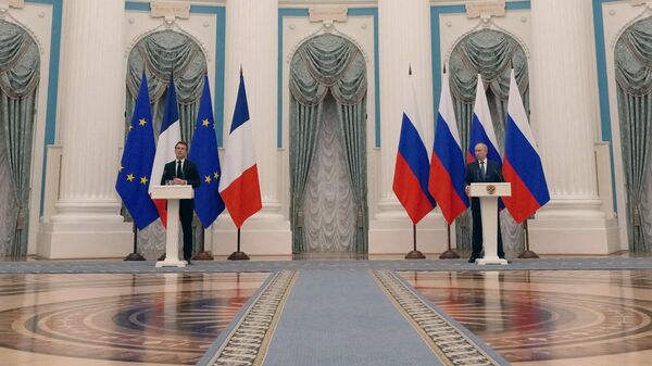 Президент России Владимир Путин и президент Франции Эммануэль Макрон во время совместной пресс-конференции после встречи в Москве