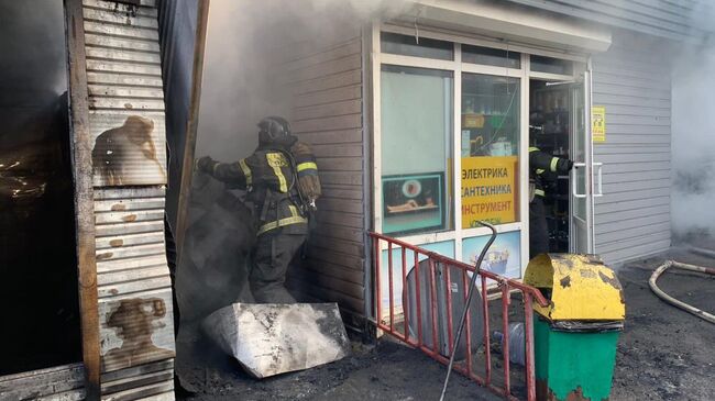 Пожар на территории рынка на Народном проспекте в городе Владивосток