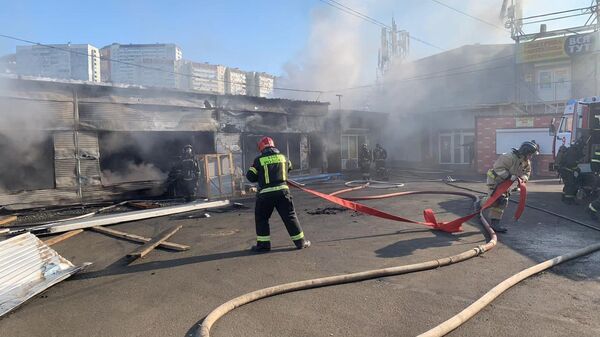 Пожар на территории рынка на Народном проспекте в городе Владивосток
