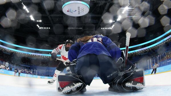 Игровой момент матча олимпийского хоккейного турнира среди женщин Канада - США