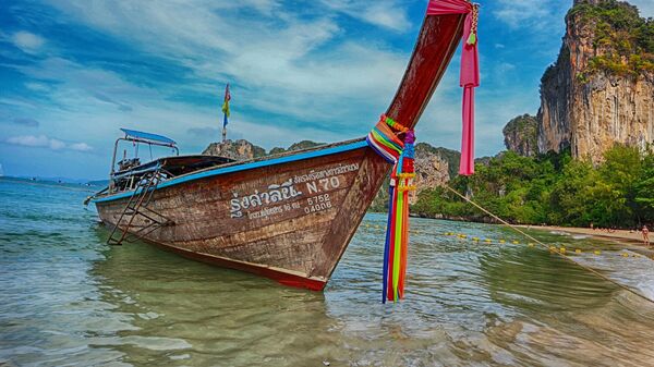 Лодка на побережье острова Рейли в Таиланде