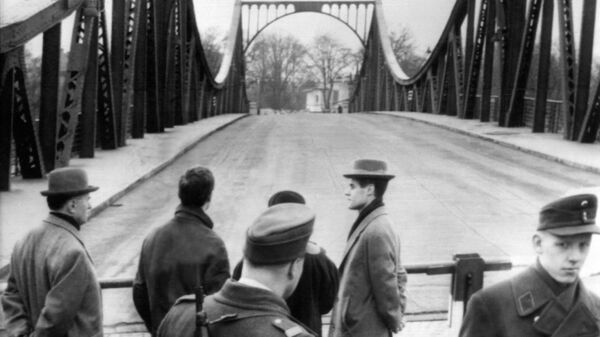 Вид на мост Глинике в Берлине после того, как американского пилота Гэри Фрэнсиса Пауэрса обменяли на советского шпиона Рудольфа Абеля