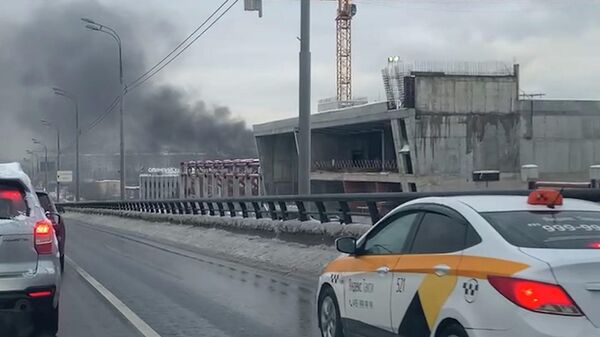 Клубы дыма в районе Лужников: около  метромоста горят бытовки