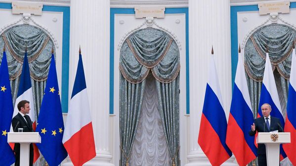 Президент РФ Владимир Путин и президент Франции Эммануэль Макрон на пресс-конференции по итогам переговоров в Кремле