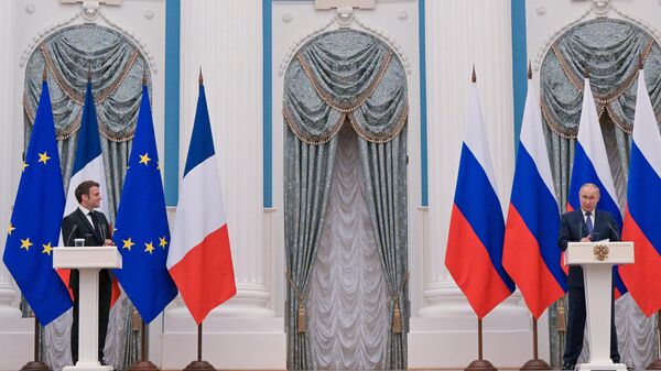 Президент РФ Владимир Путин и президент Франции Эммануэль Макрон на пресс-конференции по итогам переговоров в Кремле