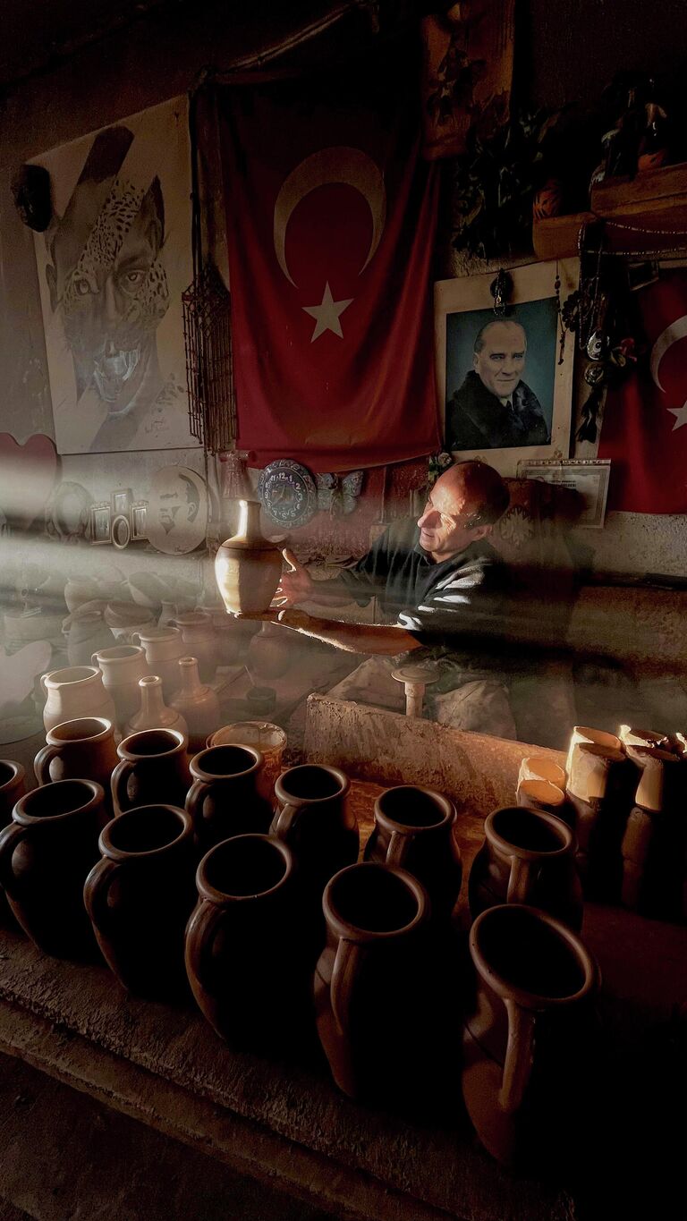 Работа фотографа Teodor Toma A Potter, победившая в номинации National Awards Портретная живопись фотоконкурса 2022 Sony World Photography Awards