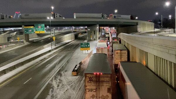 Очередь грузовиков на развязке автомагистралей I-75 и I-96 на границе с Канадой в Детройте, штат Мичиган. 8 февраля 2022