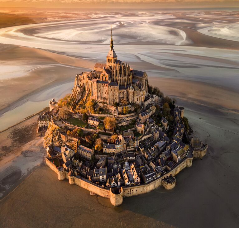 Работа фотографа Cigdem Ayyildiz Le Mont.Saint-Michel at Sunset, победившая в номинации National Awards Пейзаж фотоконкурса 2022 Sony World Photography Awards