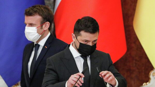 Президент Украины Владимир Зеленский и президент Франции Эммануэль Макрон во время пресс-конференции после переговоров в Киеве