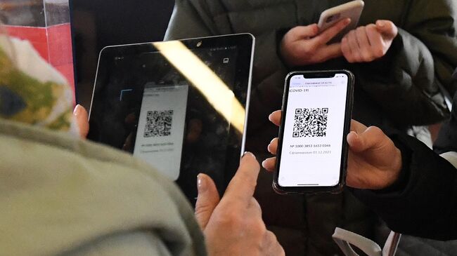 Сотрудница музея проверяет наличие QR-кода о вакцинации от CoVID-19