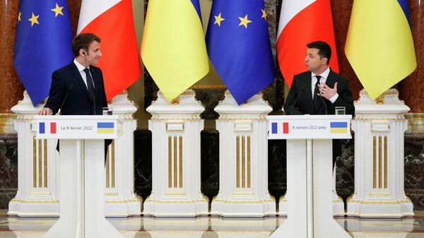 Президент Франции Эммануэль Макрон и президент Украины Владимир Зеленский во время пресс-конференции после переговоров в Киеве
