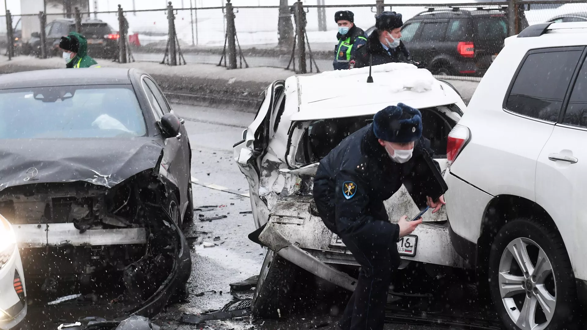 Сотрудники ДПС возле автомобилей, пострадавших в результате ДТП с участием девяти машин на Рублевском шоссе - РИА Новости, 1920, 09.02.2022