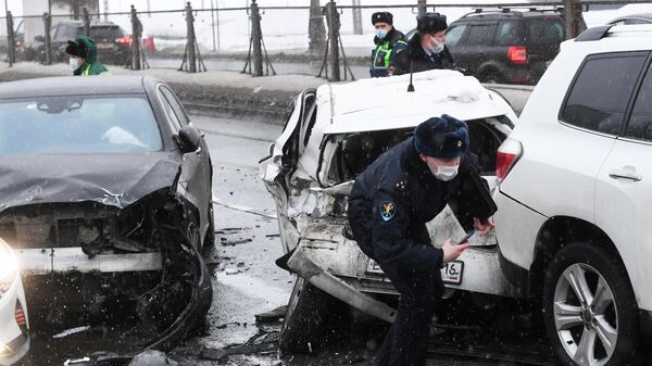 Сотрудники ДПС возле автомобилей, пострадавших в результате ДТП с участием девяти машин на Рублевском шоссе