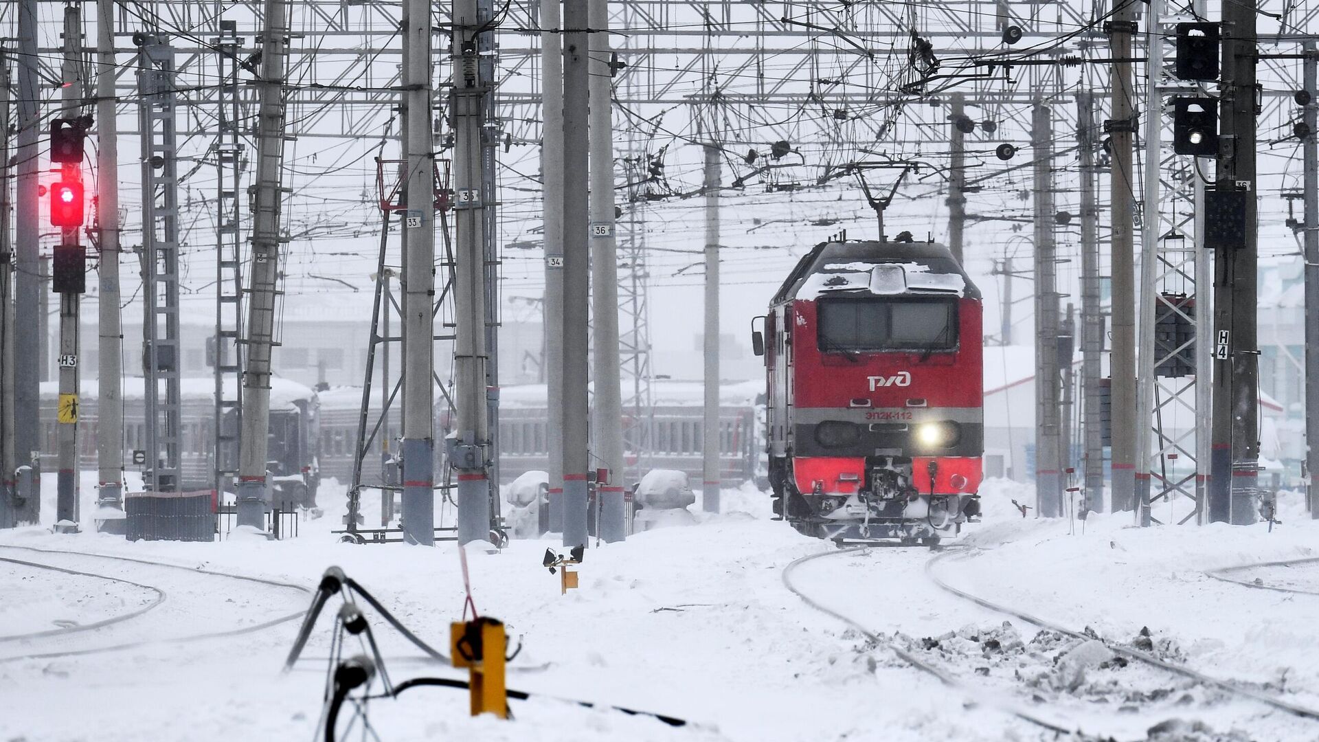 Поезд на железной дороге зимой - РИА Новости, 1920, 08.01.2024